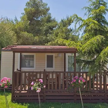 Eurocamp Mobile Homes At Valkanela 假日公园