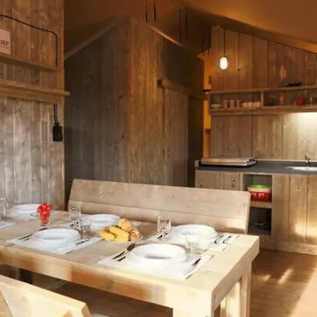 Eurocamp Mobile Homes At Valkanela منتزه العطل *